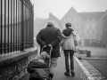 A l'approche des fêtes de fin d'année, nous sommes peut-être un peu plus sensibles à la condition humaine de certains de nos compatriotes démunis. J'essaye de ne jamais perdre de vue cette compassion, même en dehors de cette période. Au pied de la cathédrale de Chartres, j'ai fait une série d'images sur ces compagnons d'infortune faisant la manche. Celle-ci est la seule qui ne pose pas de "problème" de droit à l'image. La brume de ce jour froid et humide ajoute au romantisme de la scène. Très influencé par Doisneau qui retse ma référence absolue, mon oeil est calibré pour le format carré.